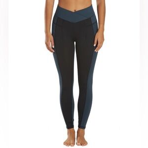 FREE PEOPLE MOVEMENT YOGA PANTS ANKLE LENGTH SIZE LARGE BLACK AND BLUE